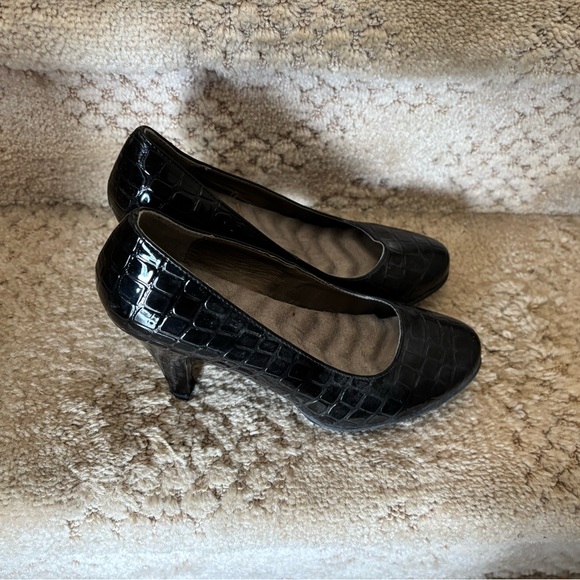 AVON BLACK CROC PRINT PATENT LEATHER HEELS - Picture 3 of 5